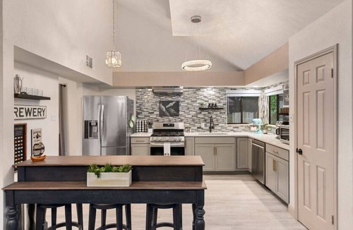 Milwood House | 'Good Vibes Roll' Pet-friendly! Near Domain!