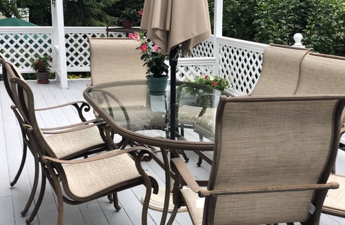 Walpole House | Gorg 6KSF w lrg pool, sleeps 12, 4.5 baths, rec room w bar, pool table & gym.
