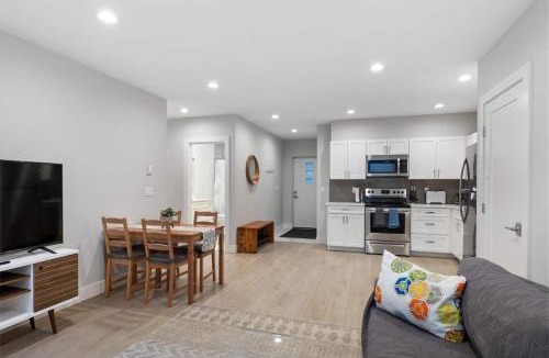 Greenwood House | Gorgeous 1 BR Suite in a New House Free Parking