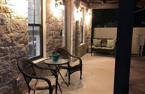 Gruene House | Gorgeous 2 bedroom Casita on the Guadalupe River walking distance from Gruene.