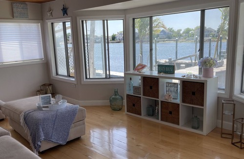 Freeport House | Gorgeous 5 bedroom Waterfront-10 mins from beach!