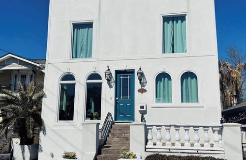 Broadmoor House | Gorgeous Chateau Belle in Uptown New Orleans