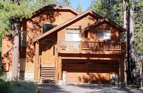 Truckee House | Gorgeous home near golf courses with two en-suites