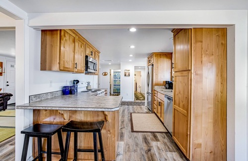 Garibaldi House | Gorgeous home overlooking the bay near a boat launch - dog-friendly