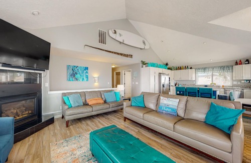 Roads End House | Gorgeous Ocean Views, Private Hot Tub, Game Room, WiFi, Patio & Washer/Dryer