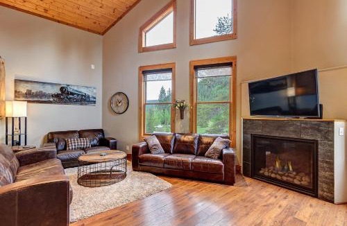Blue River House | Gorgeous updated mountain home just minutes from the slopes, private hot tub, pool table!