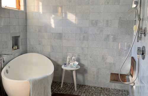 Del Rey House | Gorgeous upscale 1-bedroom suite by beach, hip restaurants, bars. Pet Friendly!