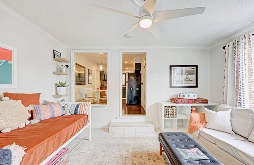 Neartown House | Gorgeous Upscale Bungalow in Montrose 3/4 Bedroomsn