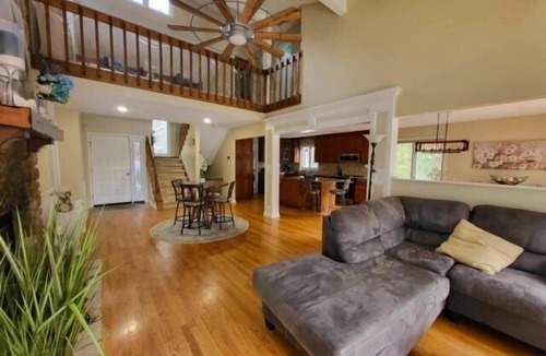 North Shore House | Got It All - 3 Kayaks, 1 Canoe, Hot Tub, Wifi, Ping Pong, Sandy beach, Firepit.