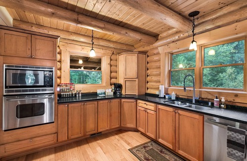 Skykomish Cabin | Grande Lodge: luxurious log home on 6+ acres w/hot tub near hikes & more!