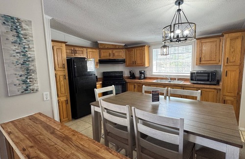 Put-in-Bay House | Great for Groups of 8! Full Deck and Grill. 3 BR 2 BA Home in Island Club IC5