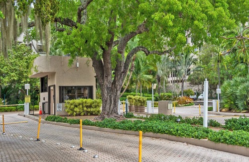 Key Biscayne Condo | Great Key Biscayne family sized ocean front condo 3/3 with large pvt terrace.