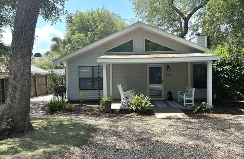 Demere Park House | Great Location-Close to Everything. Adorable 3 BD/3 Bath Cottage with Pool!