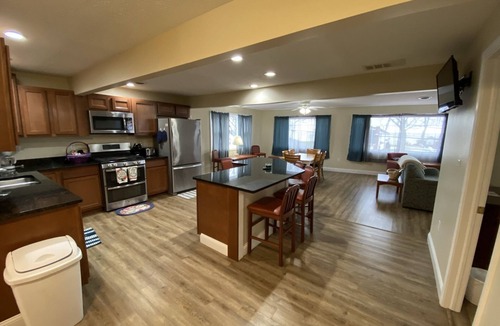 Geneva-on-the-Lake House | Great Strip Location | Lake View | Pet Friendly | A/C | Sauna| Wine Country|WiFi