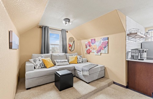 Dupont House | Greener Pastures Getaway - Downtown Frederick - 30 minutes to Boulder/Denver!
