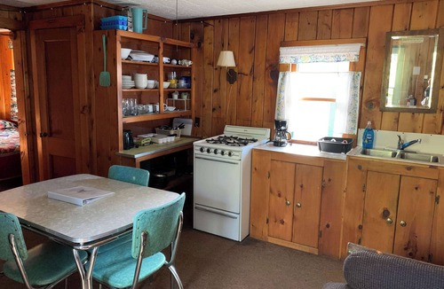 Woodruff Cabin | Gresham Shores - Dancin' Bobber - PET FRIENDLY