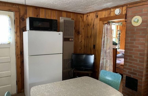 Woodruff Cabin | Gresham Shores - Dancin' Bobber - PET FRIENDLY