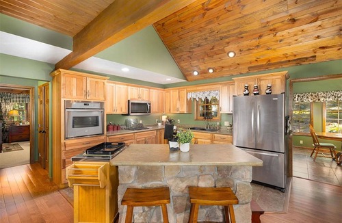 Terra Alta Cabin | Grin and Bear Witness to this Prime Locationn
