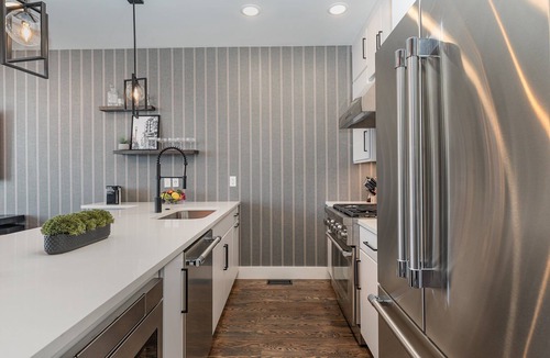 Katie Hill Neighborhood House | Groovy -Rooftop Patio w/Hot Tub -Mins to Broadway