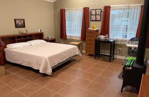 Jacksboro House | Guest Home on Lake Godstone