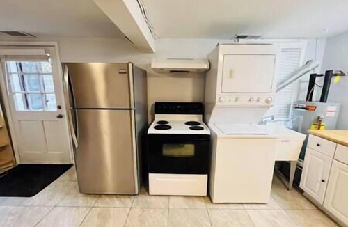 Fairfax House | Guest House - Safe & Quiet Near DC