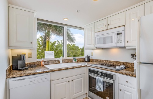 Marco Island Condo | Gulf-front condo with a pool, a hot tub, central AC, & on-site restaurants