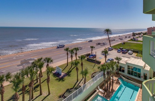 Galveston Condo | Gulf-front Condo with Shared Pools, Gym & BBQ Area - Close to Beach