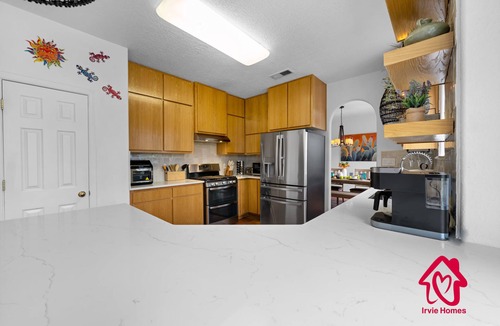 Westside House | Gusto Retreat * Hot Tub - An Irvie Home