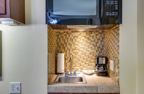 Englewood Apartment | Half-Mi to Light Rail: Greenwood Village Studio