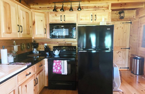 Vesta Cabin | Hannah's Hideaway - Sleeps 6, secluded cabin in Stuart with mountain views