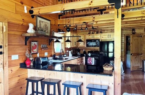 Vesta Cabin | Hannah's Hideaway - Sleeps 6, secluded cabin in Stuart with mountain views
