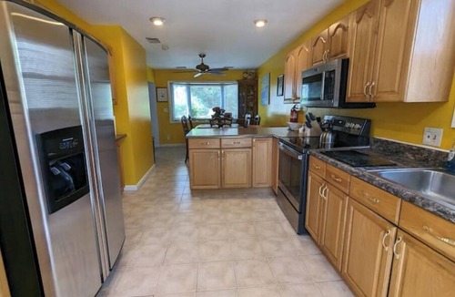 Hyattsville House | Hans' Villa - Charming 8 Bedroom Home with 2 Bathsnn