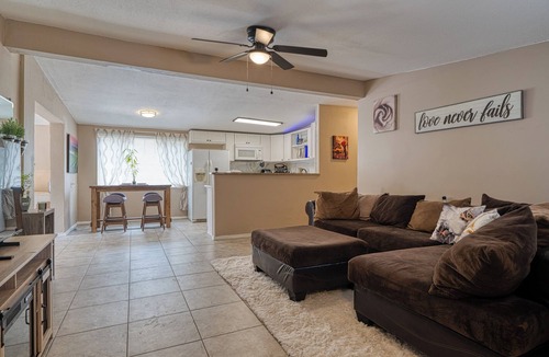 Northeast Heights House | Happy 4BR house in Albuquerque? Yes, please!