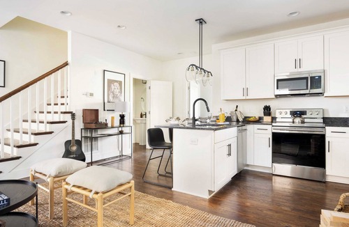 Chestnut Hill Cottage | Hart Suite 8 by Avantstay Gorgeous Town House w/Modern Amenities in Nashville!