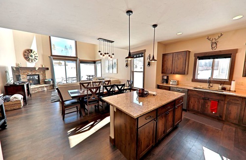 Fraser House | Have Fun/Relax in a Gorgeous Mountain Home, Well Equipped, Great Location