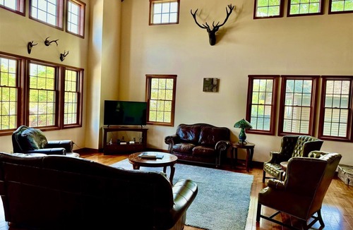 Timberline House | Hawthorne Lodge - 252 Winterset Road Hawthorne Lodge - Walk to Slopes, Air Conditioning, Pool Table, Hot Tub