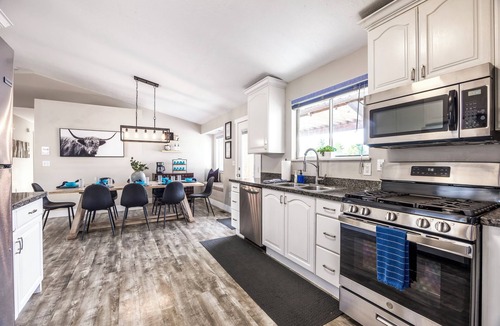 Charleston House | HEATED Pool- 15 min to Ski Slopes- Sleeps up to 20- Pickle Ball Court, Hot Tub