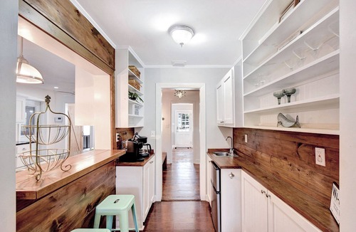 Kings Terrace House | Heated Pool Sleeps 12 Pet Friendly Walk to Village 2 Kitchens