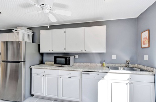 Kings Terrace House | Heated Pool Sleeps 12 Pet Friendly Walk to Village 2 Kitchens