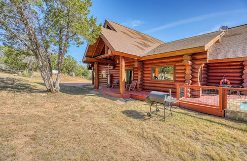 Burnet Cabin | Heroes Hideaway: Relaxation Awaits by the Lake!