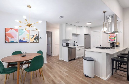 Barrington Oaks Hotel | Hestia: Pet friendly Cheerful Townhouse 2 Ensuites