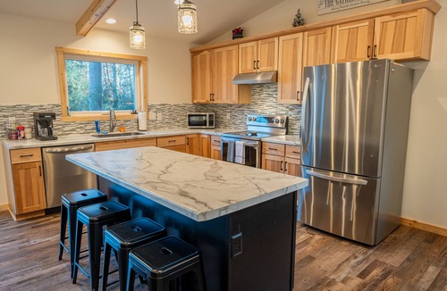 Wetmore House | Hiawatha Snow'd Inn: Fall Colors and Lakeside Comfort Awaits