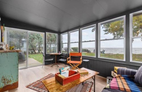 Oshkosh House | Hickory on the Lake, Waterfront Luxury 3BR, 3BA with Lake Winnebago Views