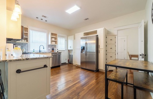 East Memphis House | High Speed Internet-Coffee Bar-Large Private Yard-Cozy