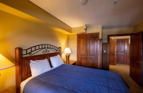 Snowshoe Apartment | Highland House 207 Slopeside, Village Area, Ski in out