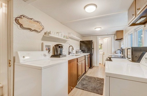 Skyway House | Hiker's Hideaway! Nature Escape, BBQ & Pit Trails