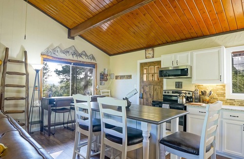 Rainbow Valley House | Hills Mountain Hideaway | Stunning Views | Firepit