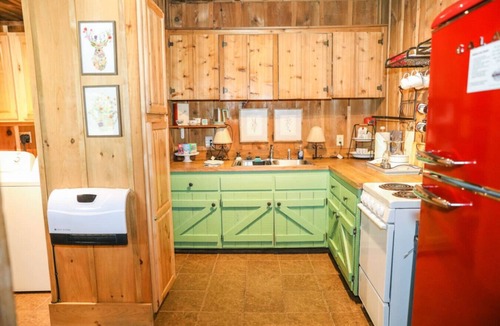 Vesta Cabin | Hillside Hideaway by Buffalo Mountain Getaway