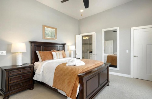 Fayetteville House | Hilltop Haven - Located in the HEART of Fayetteville - FIVE Minutes from DT and U of A!