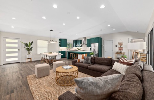 Riverside House | ✫Hip Haven - HUGE POOL 1 Mi from SoCo & Downtown✫